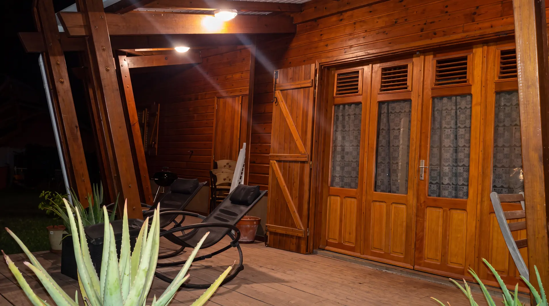 Terrasse couverte en bois éclairée la nuit